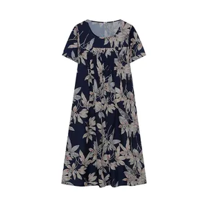 Elegantes dunkelblaues Maxikleid mit Blumenmuster und kurzen Ärmeln im lockerem Stil