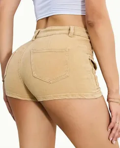 Vista posteriore dettagliata di pantaloncini di jeans elasticizzati kaki a vita alta