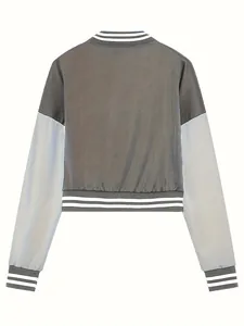 Vista posteriore dettagliata di una giacca varsity corta colorblock con bordi a righe