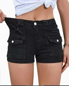 Dettaglio di pantaloncini in denim elasticizzato neri a vita alta con tasche cargo.