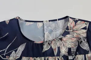 Nahaufnahme des eleganten Ausschnitts mit Blumendruck auf dem seidigen Kleid