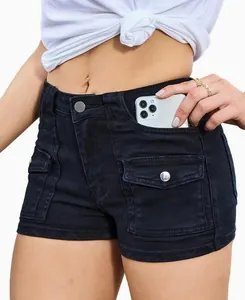 Dettaglio di pantaloncini in denim nero elasticizzati a vita alta con tasche cargo