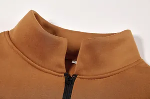 Primo piano colletto felpa marrone mezza zip che mostra la trama del tessuto e la taglia S