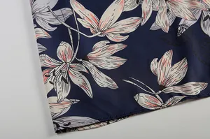 Elegantes Blumenmuster Stoffdetail für ein Damenherbstkleid in Dunkelblau Farbe.