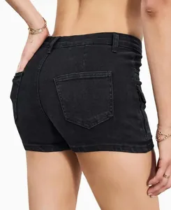 Vista posteriore di pantaloncini di denim neri elasticizzati da donna