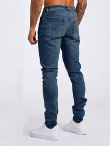 Vue arrière détaillée d'un jean skinny bleu tendance à taille haute pour hommes.