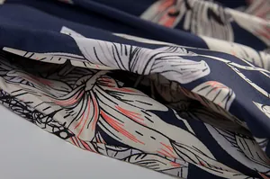 Detailaufnahme des dunkelblauen Stoffes mit Blumenmuster für ein elegantes Kleid