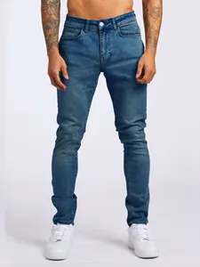 Détail de face du jean skinny pour homme à taille haute et coupe ajustée en bleu
