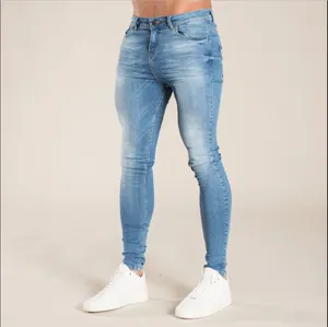 Vue complète du jean en denim bleu clair pour homme associé à des baskets blanches.