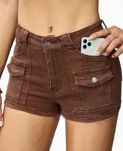Dettaglio degli shorts in denim elasticizzato marrone con grandi tasche frontali