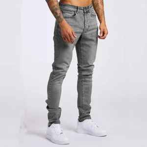 Vue latérale de jean gris slim pour homme montrant la coupe ajustée et le tissu.