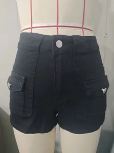 Dettaglio pantaloncini cargo in denim elasticizzato nero con bottoni metallici donna