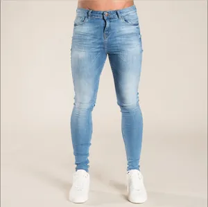 Gros plan sur un jean skinny pour homme en denim bleu clair avec effet délavé