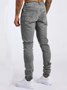Vue arrière de ce jean skinny gris pour homme, coupe ajustée avec une taille haute
