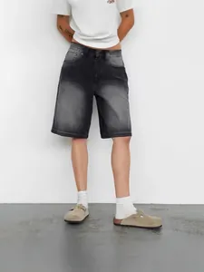 Stylish slim fit washed denim five-point shorts in vintage grey and black streetwear style