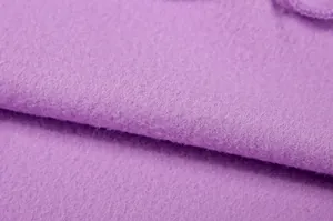 Dettaglio macro in primo piano della morbida trama in pile viola per felpa donna