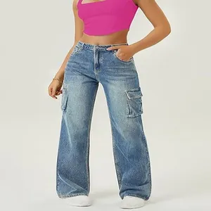 Gedetailleerd overzicht van dames cargo jeans met hoge taille, meerdere zakken en rechte pijp