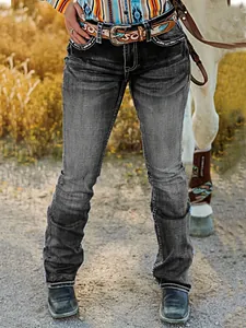 Detalle de vaqueros pitillo grises bordados para mujer estilo western de alta elasticidad.