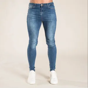 Vue détaillée d'un jean en denim bleu ajusté pour homme sur un mannequin en studio neutre