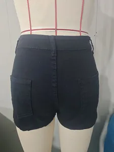 Vista posteriore di pantaloncini di jeans neri elasticizzati a vita alta con tasche