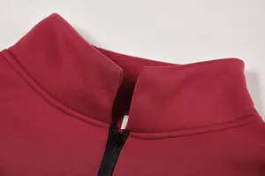 Primo piano della cerniera e del colletto di alta qualità di una felpa bordeaux da donna.