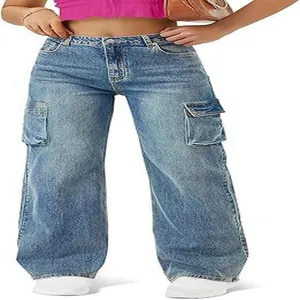 Detail van de vintage blauwe wassing en cargozakken van de high-waisted recht gesneden jeans