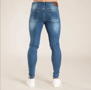 Vue arrière détaillée d'un jean skinny en denim bleu pour homme avec effet délavé acide