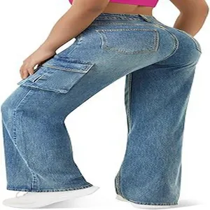 Detailansicht der High-Waist-Jeans mit geradem Bein und Cargotaschen in Blau