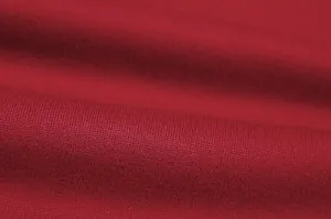 Vista macro della trama del tessuto a maglia rosso scuro per felpa casual e hoodie