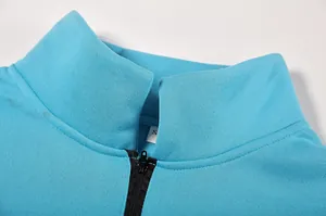 Dettaglio di una felpa azzurra da donna con mezza zip che mostra il colletto e la chiusura