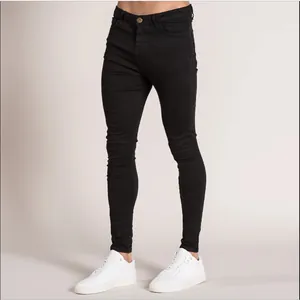 Gros plan détaillé sur un jean skinny noir extensible pour homme avec des baskets blanches