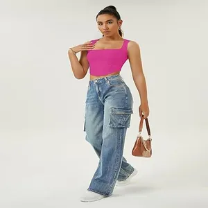 Modieuze retro cargojeans met hoge taille en meerdere zakken gedragen door een model
