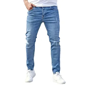 Ανδρικό ελαστικό τζιν παντελόνι slim fit σε μια μοντέρνα ανοιχτή μπλε απόχρωση πλύσης.