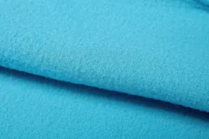 Dettaglio ravvicinato della trama del tessuto in pile azzurro per felpa casual da donna