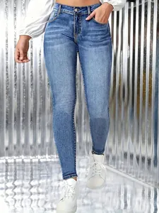 Détail du jean court skinny extensible à taille haute pour femme en denim bleu délavé