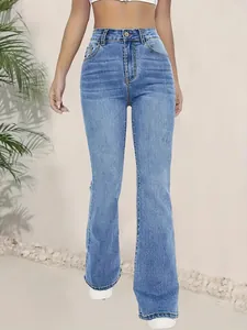 Detailansicht einer schmal geschnittenen Schlagjeans mit hoher Taille in hellblauer Waschung.