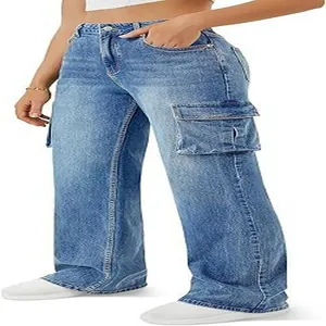 Seitenansicht der hoch taillierten Cargo-Jeans für Damen mit großen praktischen Taschen