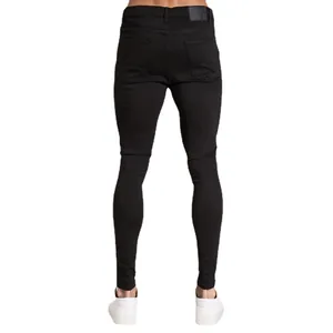 Jean en denim noir moulant pour homme avec coupe ajustée vue de l'arrière studio