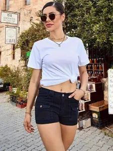 Pantaloncini di jeans neri elasticizzati chic con tasche a patta per street style