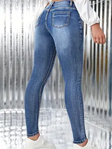 Vue arrière d'un jean en denim extensible bleu ajusté montrant les poches et la coupe