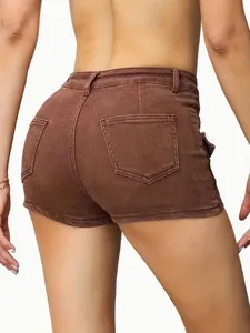 Vista posteriore di pantaloncini di jeans marroni a vita alta elasticizzati da donna