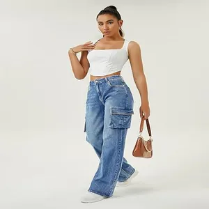 Volledige weergave van model in blauwe cargo jeans met hoge taille en zakken