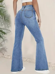 Rückansicht einer figurbetonten blauen Schlagjeans mit hohem Bund aus Stretchdenim