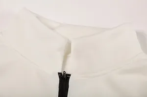 Dettaglio macro della mezza zip e del colletto alla coreana di una felpa bianca