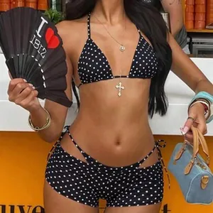 Vista detallada del conjunto de bikini de dos piezas de lunares blancos y negros para mujer