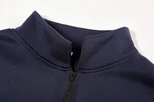 Dettaglio macro del colletto e della cerniera di una felpa da donna blu navy con zip