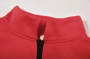 Dettaglio del colletto e della cerniera di una felpa rossa da donna con mezza zip e pullover