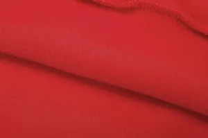 Macro della morbida trama del tessuto in pile rosso per calde felpe autunno e inverno