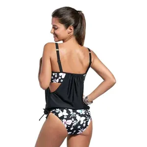 Vista trasera detallada de un conjunto de bañador tankini negro con acentos florales