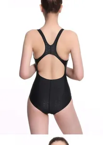 Vue arrière détaillée d'un maillot de bain de sport une pièce noir avec dos nageur